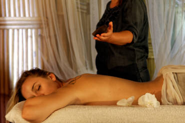 Massage corps aux huiles chaudes